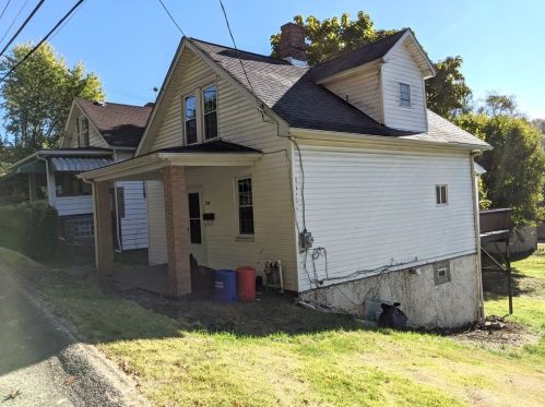 228 Lafferty St, Jeannette, PA 15644-1854