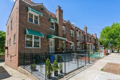 3239 Corsa Ave, Bronx, NY 10469-2808