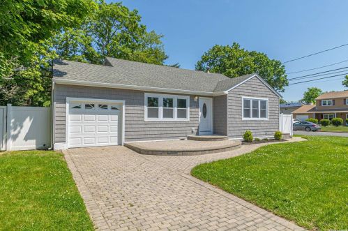 13 Winnecomac Ave, Deer Park, NY 11729-6035