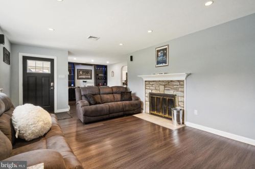 27 Westview Ave, Langhorne, PA 19053-5968