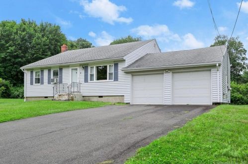 4 Woodmere Dr, Bridgeport, CT 06611-3245