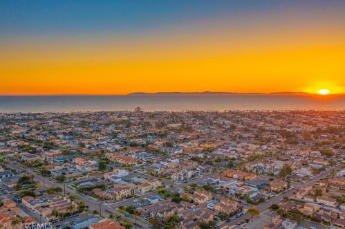 1019 Delaware St, Huntington Beach, CA 92648-4307