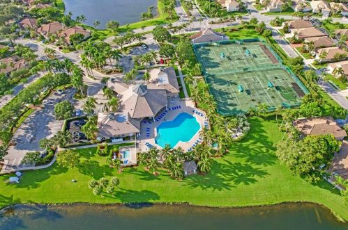 8670 Pine Cay, West Palm Beach FL  33411-5538 exterior