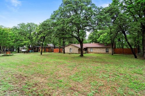 5747 Woodcrest Dr, Fort Worth, TX 76140-9529