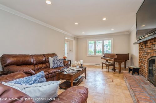 328 Main St, Middletown NJ  07748-5938 exterior