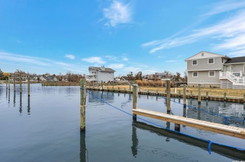 6 Montgomery Ln, Bayshore, NY 11706-8800