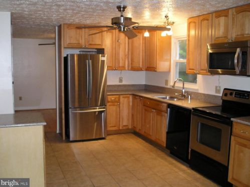 12827 Framingham Ct, Herndon VA  20171-2618 exterior