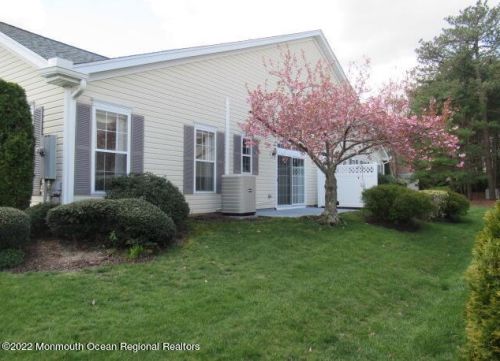 8 Sunnyfield Ln, Lakewood, NJ 08701-7375