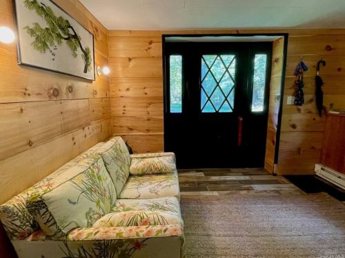 571 White Sulphur Rd, Swan Lake, NY