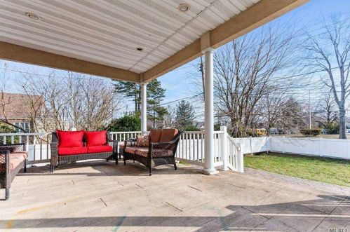 90 Primrose Dr, New Hyde Park NY  11040-2115 exterior