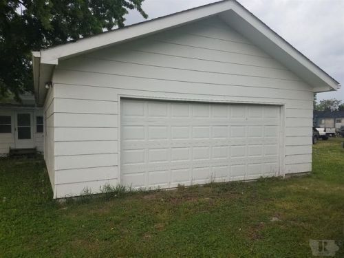 412 Des Moines St, Eldon, IA 52554-9605