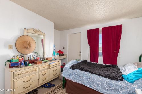 1102 Cheryl Dr, Phoenix AZ 85028-4436 exterior