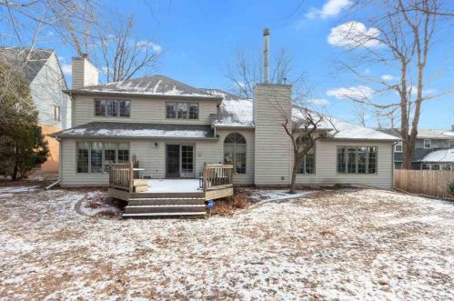 2070 Wintergreen Ct, Green Bay, WI 54304-1946