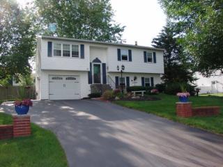 12 Laurel Ln, Schenectady, NY 12304-2473