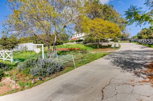 2041 Vista Grande Dr, Vista, CA 92084-2728