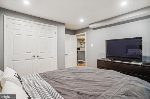 1502 Deer Point Way, Herndon VA  20194-1584 exterior