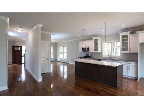 90 Grant Ave, Congers, NY 10920-1935