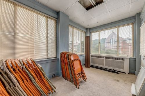 1025 Chartiers Ave, Pittsburgh PA  15220-4850 exterior