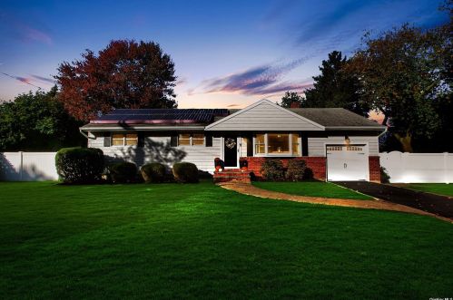 5 Shaftsbury Ln, Huntington Station, NY 11747-2768