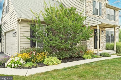 15 Torrey Pines Dr, Mount Wolf, PA 17347-9566