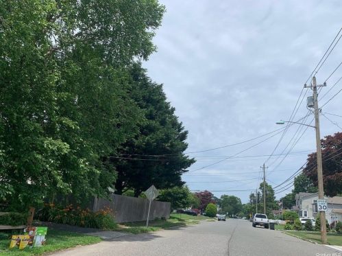 214 Oak Neck Rd, West Islip, NY 11795-4325