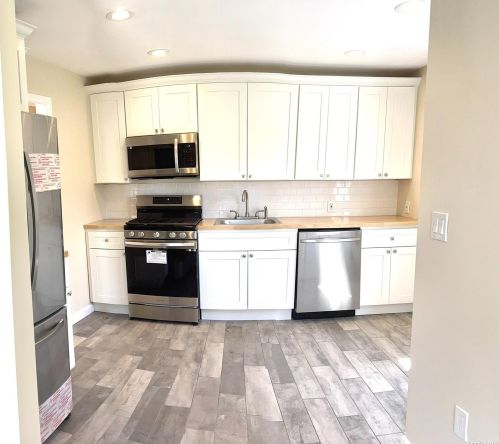 188 Elizabeth St, Westbury, NY 11590-4047