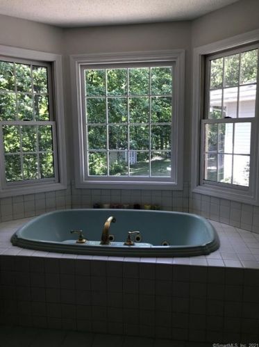 118 Oxbow Ln, Northford CT  06472-1152 exterior