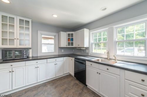 656 Macopin Rd, West Milford Lakes, NJ 07480-3906