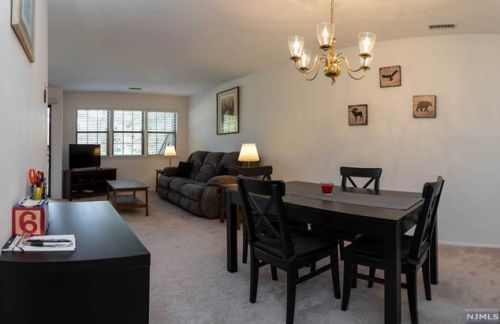 18 Quincy Ln, West Milford Lakes, NJ 07480-1289