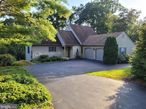 2314 Forest Hills Dr, Harrisburg, PA 17112-1065