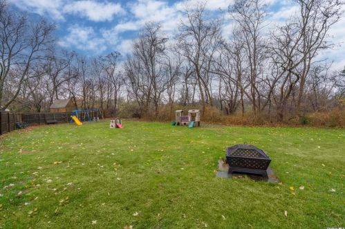 8 Valiant Ct, Mount Sinai NY  11766-2915 exterior