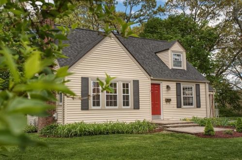 2 Pilgrim Cir, Warwick, RI 02888-3925