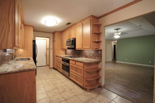 768 Hampshire Dr, Burleson TX  76028-4018 exterior