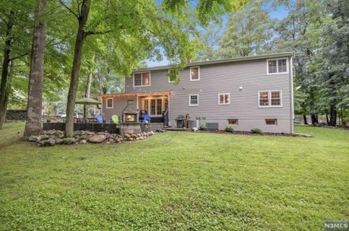 11 Cherokee Trl, Oakland NJ  07436-3011 exterior