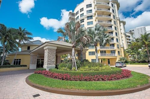 13675 Vanderbilt Dr, Naples FL  34110-6002 exterior