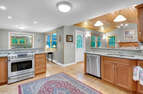 15 Danbury Cir, Amherst NH  03031-2016 exterior