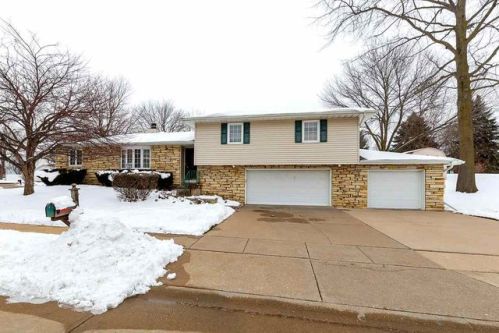 4615 Apple Valley Dr, Panarama Park, IA 52722-2046