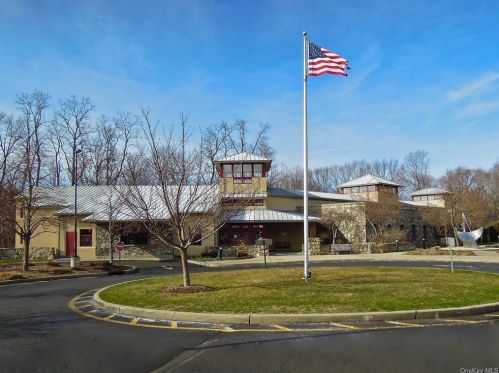 1 Revere Ct, Airmont NY  10901-7457 exterior