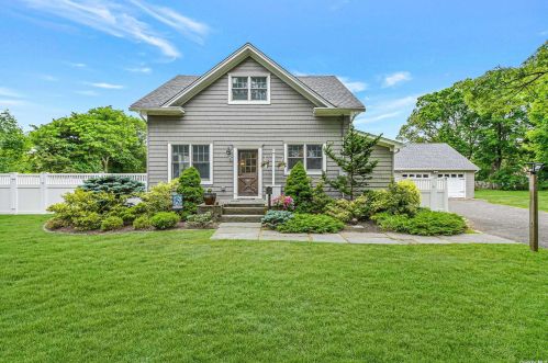 2 Barteau Ave, Blue Point, NY 11715-1604
