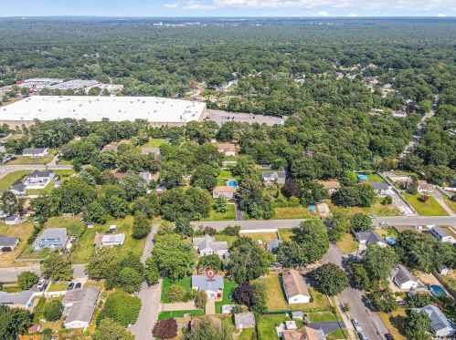 58 Maple St, Central Islip NY  11722-3105 exterior