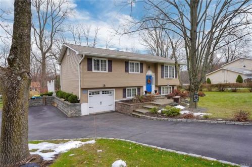 12 Surrey Rd, Chester, NY 10918-1104