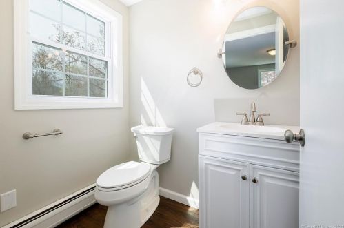 124 Park Dr, Kensington CT  06037-3815 exterior
