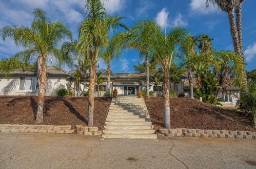 614 Valley Dr, Vista, CA 92084-6437