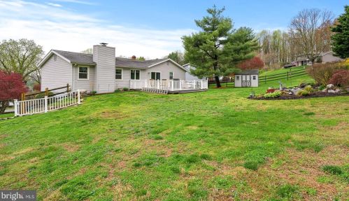 5 Pinyon Pine Cir, Wilmington DE  19808-1008 exterior
