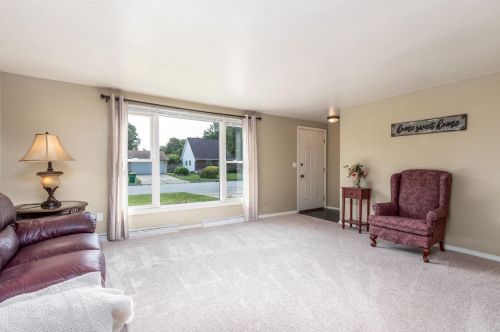 405 Mckenzie Ln, Green Bay, WI 54311-5730
