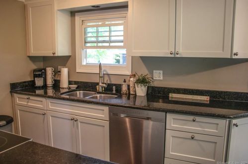 5 Kelsey Ave, Lyme CT  06371-1210 exterior