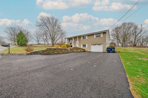 104 Linda Ct, Jeannette, PA 15644-1006