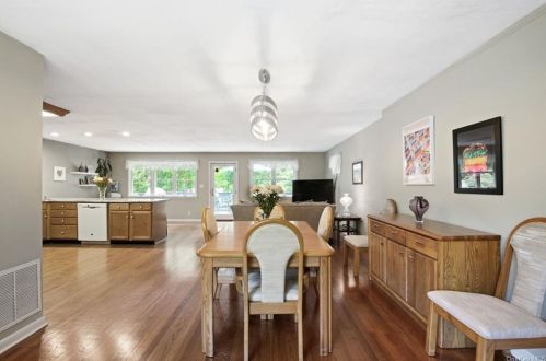 385 Lake Shore Dr, Pleasantville, NY 10570-1319