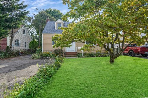 27 Benjamin Ave, Amityville, NY 11701-3011