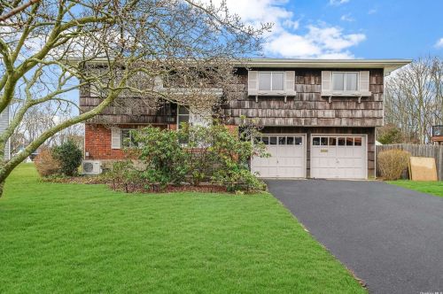 18 Manta Ct, Oakdale, NY 11769-2230